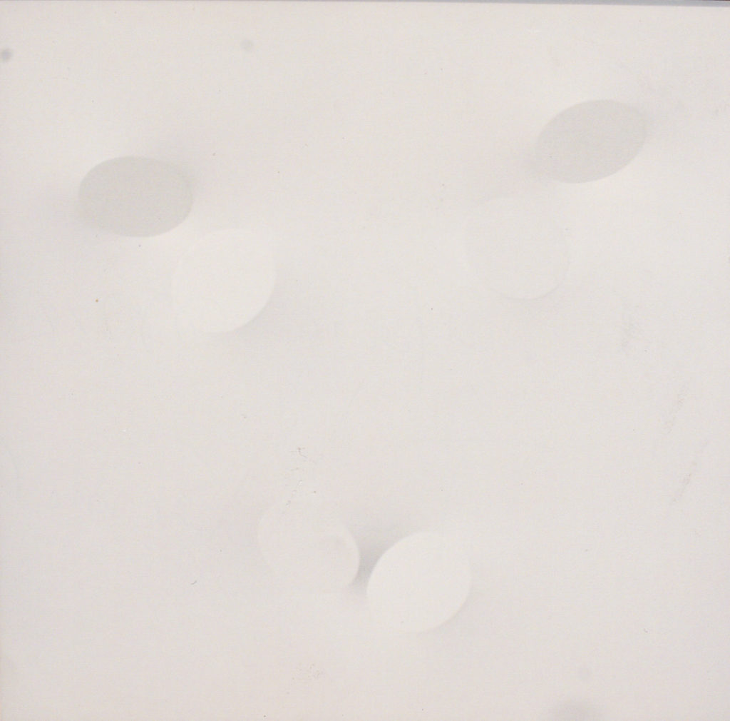 Sei ovali bianchi 2008 - acrilico su tela sagomata cm 100x100